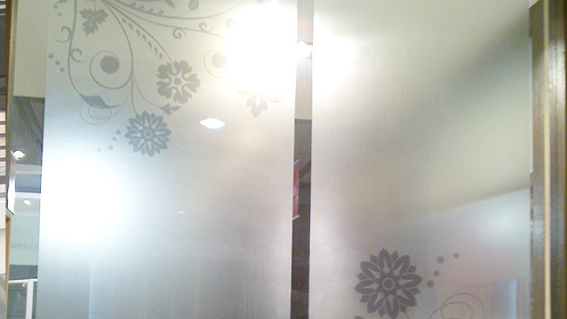 衛(wèi)生間玻璃貼膜安裝時(shí)注意事項(xiàng)！