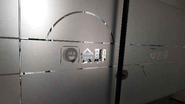 直接磨砂玻璃好還是貼磨砂膜好？