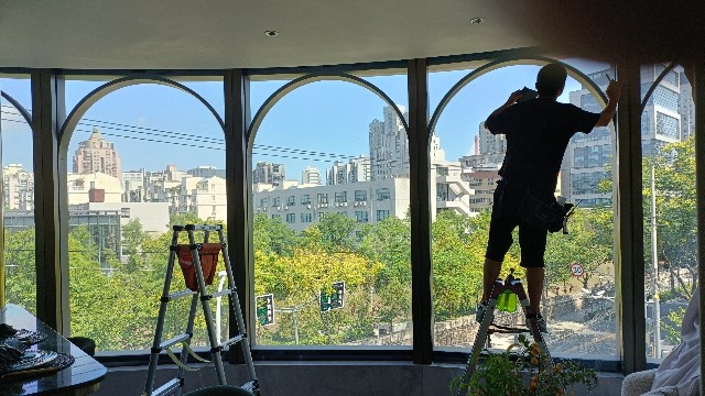 玻璃貼膜過(guò)程中有哪些常見(jiàn)的技巧或注意事項(xiàng)？